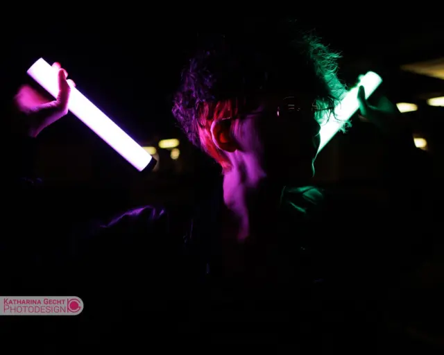 Das hat was richtig cyber punkiges, find ich.
Lowlight Shoot mit @sadi_roma und 2 LED Stableuchten. 

#fotografie #lowlightfotografie #portraitfotografie #portraitfotograf #portraitfoto #ledstablicht #canoneosm6mark2 #canon #canonfotograf